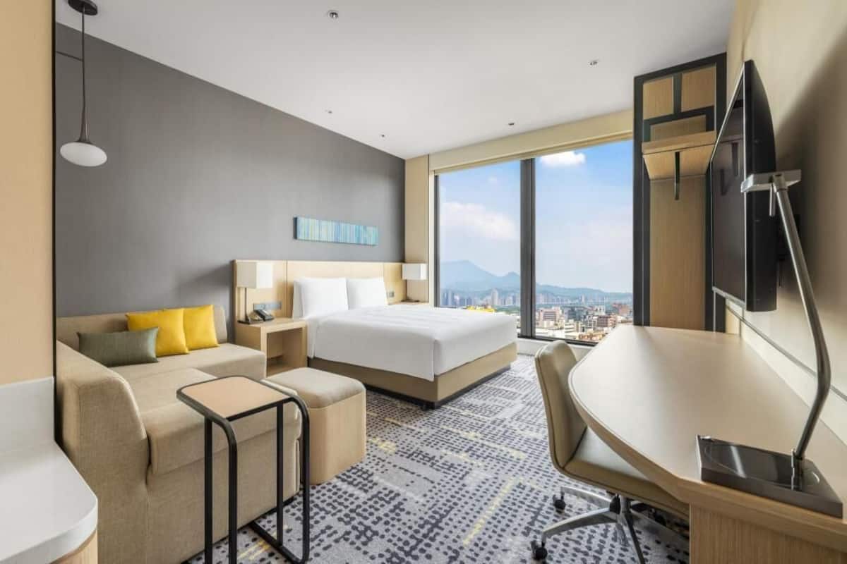 Hypo-allergenic bedding, down duvets, in-room safe, desk