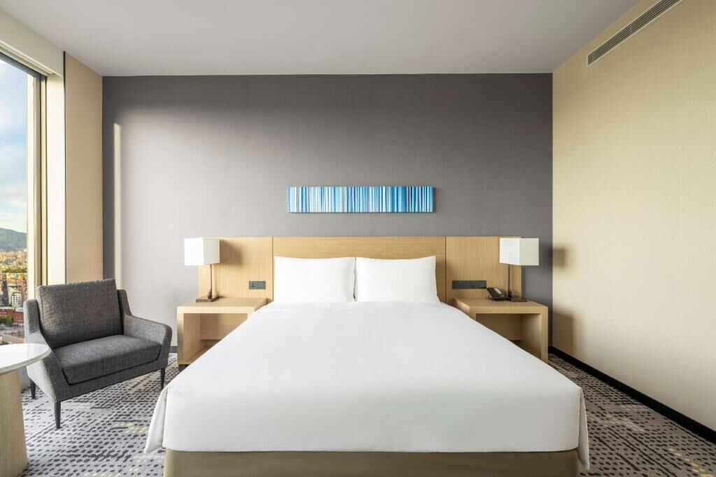 Hypo-allergenic bedding, down duvets, in-room safe, desk