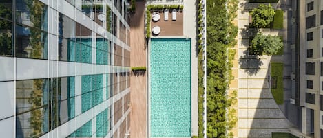 Alberca al aire libre por temporada y sombrillas en la alberca