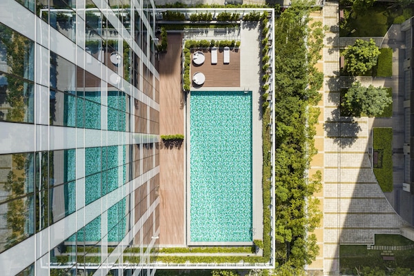 Sesongbasert utendørsbasseng, bassengparasoller og solsenger