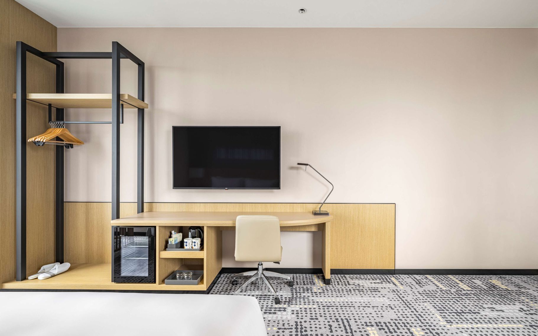 Hypo-allergenic bedding, down duvets, in-room safe, desk