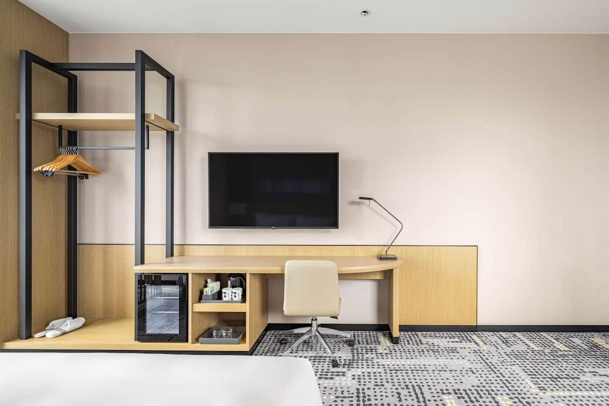 Hypo-allergenic bedding, down duvets, in-room safe, desk