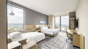 Quarto luxo, 1 cama King | Roupas de cama antialérgicas, edredons de pluma, cofres nos quartos