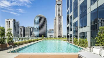 Piscina a l'aire lliure de temporada (horari: 08:00-20:00) i para-sols