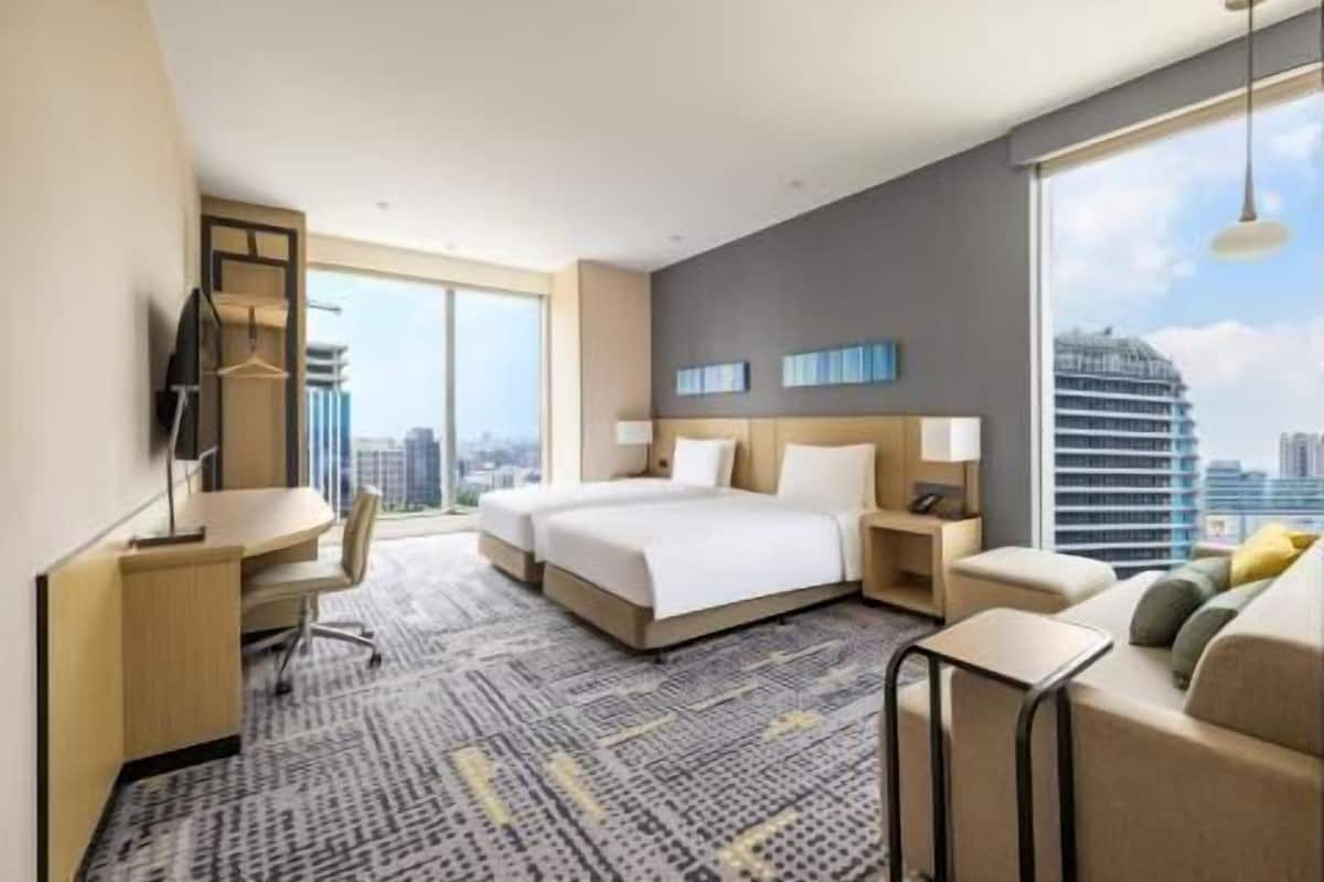 Hypo-allergenic bedding, down duvets, in-room safe, desk