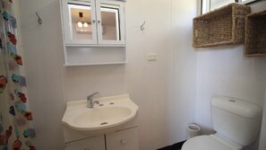 Shower, hair dryer, towels - Breezeway on Horseshoe (HORSESHOE BAY)