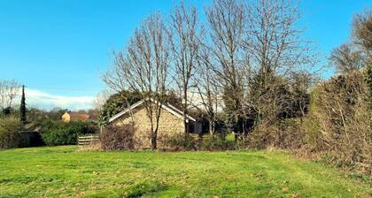 Elderflower Cottage, fresh countryside bungalow 1.5 miles from historic Stamford