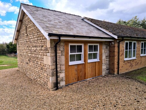 Elderflower Cottage, fresh countryside bungalow 1.5 miles from historic Stamford