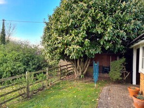 Property grounds - Elderflower Cottage, fresh countryside bungalow 1.5 miles from historic Stamford (Ryhall)