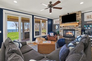 Una Smart TV, una chimenea