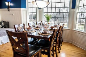 Dining - 12 Person Hot Tub Overlooking Lake Michigan (Pentwater)
