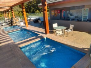 Piscine couverte, piscine extérieure