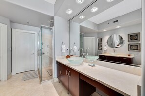 Combined shower/tub, jetted tub, hair dryer, towels