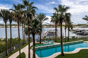 室内游泳池，恒温泳池