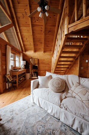 Een televisie en een open haard