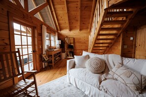 Een televisie en een open haard