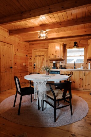 Dining - Cozy Cabin: hot tub, mountains, private (Sevierville)