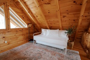 1 bedroom, WiFi - Cozy Cabin: hot tub, mountains, private (Sevierville)