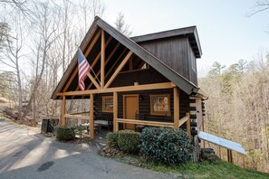 Exterior - Cozy Cabin: hot tub, mountains, private (Sevierville)