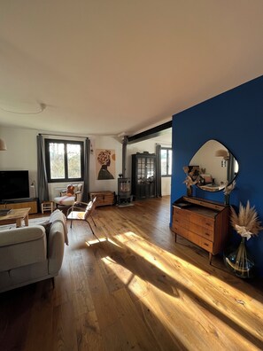 Télévision, cheminée, table de tennis de table