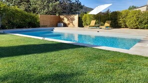 حمّام سباحة خارجي، حمّام سباحة مُدفَّأ