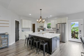 Fridge, microwave, oven, stovetop - Serenity on Siverly: Saltwater pool and amazing view (McArthur)
