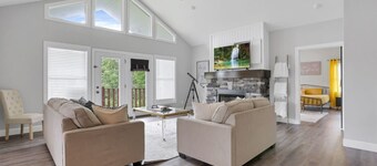Serenity on Siverly: Outdoor pool and amazing view