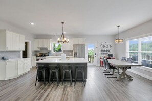 Fridge, microwave, oven, stovetop - Serenity on Siverly: Saltwater pool and amazing view (McArthur)