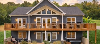 Serenity on Siverly: Saltwater pool and amazing view