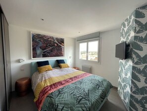 2 slaapkamers, een strijkplank/strijkijzer, reisbedje, wifi