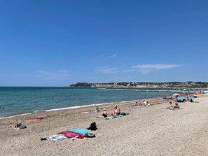 بالقرب من الشاطئ