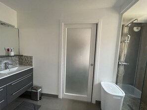 Een douche, een haardroger, handdoeken, zeep