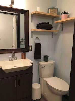 Ducha y bañera combinadas, secador de pelo, toallas y jabón