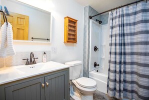 Ensemble douche/baignoire, serviettes fournies