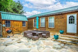 Terrace/patio - Slowpoke Cabin on Turtle Creek (Kerrville)