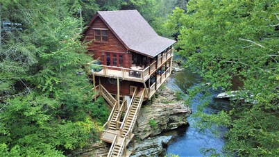 Private River Front Cabin! Trout Fishing in the beautiful Little Pigeon River.