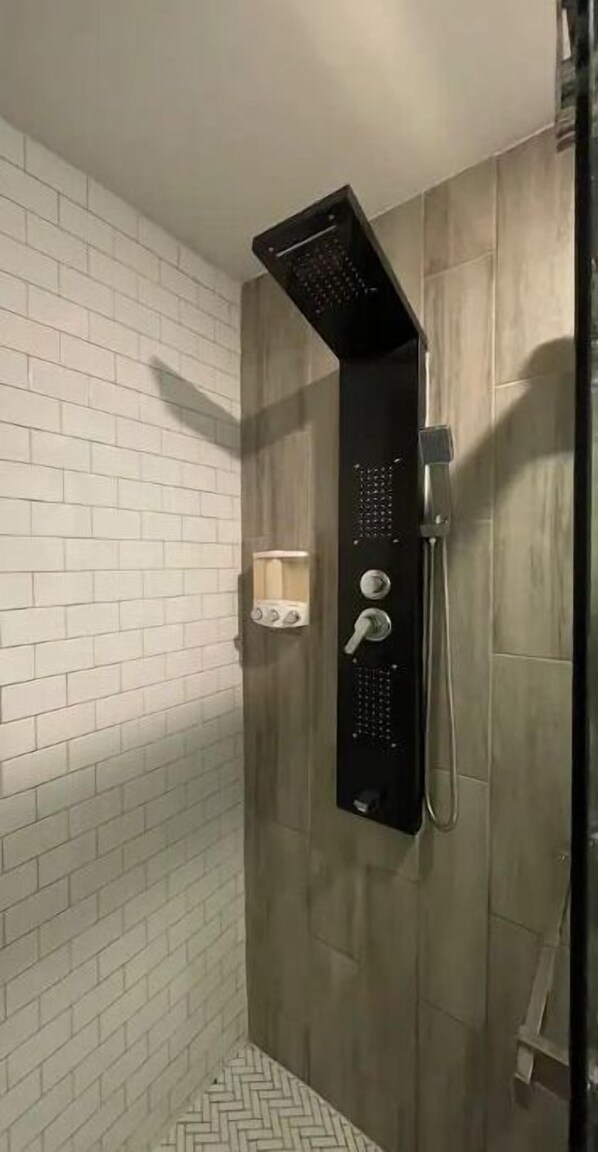 Badewanne, Haartrockner, Handtücher