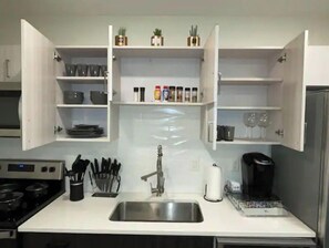 Kühlschrank, Mikrowelle, Ofen, Geschirrspüler