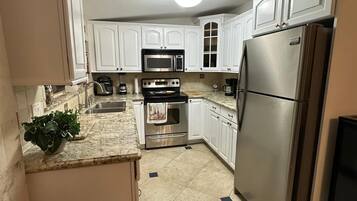 Een koelkast, een magnetron, een oven, een kookplaat