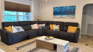 Een smart-tv, boeken en een computerscherm