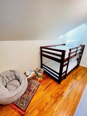 3 bedrooms, desk, iron/ironing board, WiFi (free)