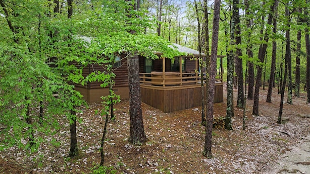 A wooden cabin surrounded by a forest with a clear sky. - Deer Crossing Cabin Cabin in heart of Hochatown, 259, Broken Bow Lake (Broken Bow)