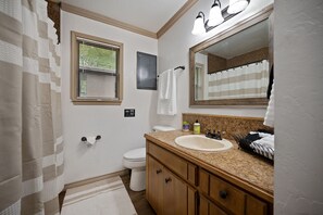 Combined shower/bathtub - Deer Crossing Cabin Cabin in heart of Hochatown, 259, Broken Bow Lake (Broken Bow)