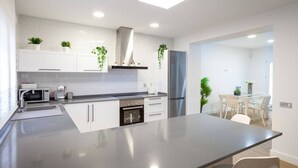 Cafetera y tetera, refrigerador, microondas y horno 