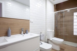 Bathtub, hair dryer, bidet, towels - La Casita de Bullas by Rentalole (Bullas)
