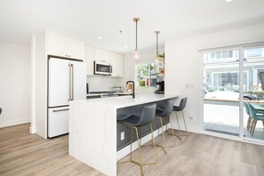 Frigorifero, microonde, forno, piano cottura