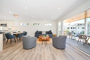 Televisión y chimenea 