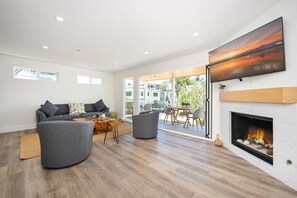 TV, fireplace