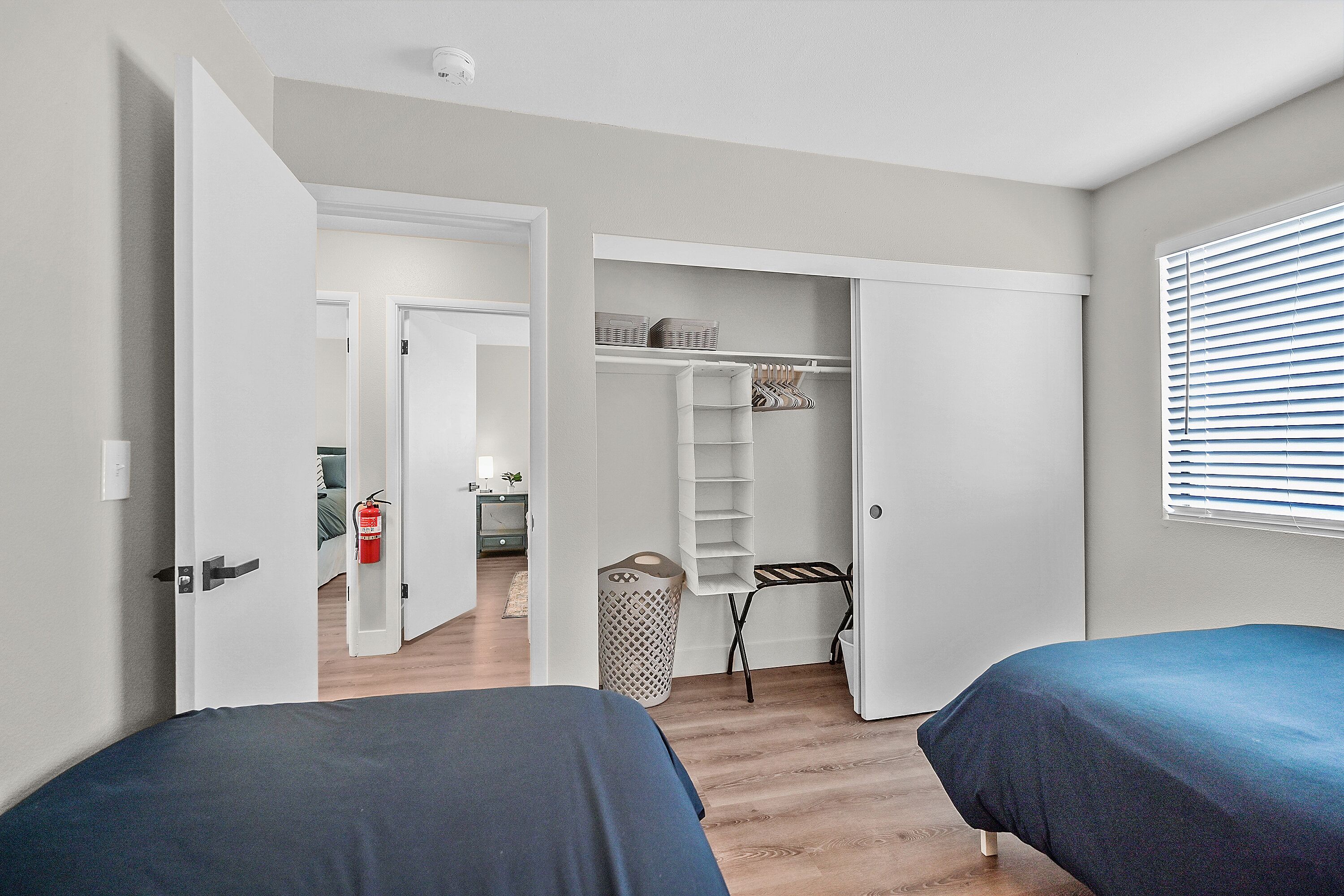 3 habitaciones, escritorio y tabla de planchar con plancha 