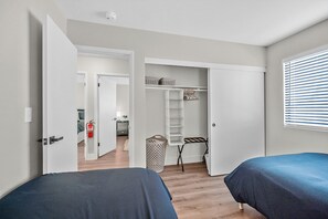 3 habitaciones, escritorio y tabla de planchar con plancha 